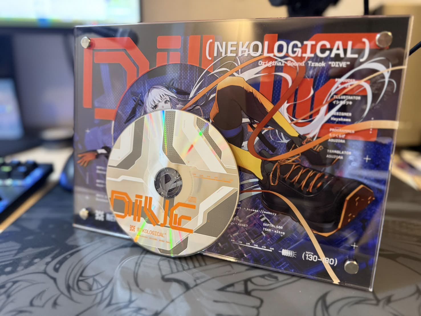 3層構造のアクリルフレームにCDを収納したDIVEのフィジカル作品